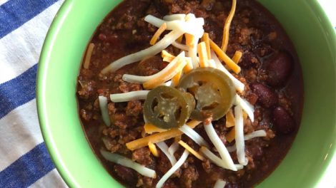 A delicious and easy slow cooker chili recipe!